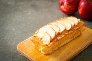 Appelbrood verkruimeld op een houten bord foto