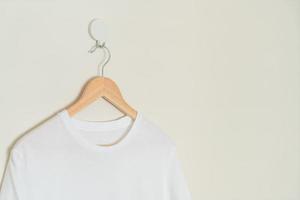t-shirt hangend met houten hanger foto