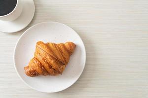 verse croissant op witte plaat foto