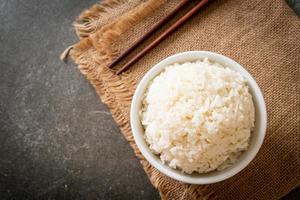 gekookte witte rijstkom foto