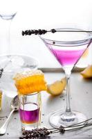 martini, lavendel, honing, citroencocktail foto
