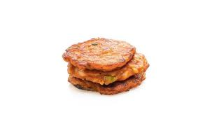 Koreaanse kimchi pannenkoek of kimchijeon geïsoleerd op witte achtergrond foto