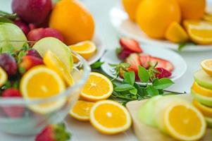 de vruchten van gezondheidsliefhebber gezond fruit en gezondheidszorg om gezond voedsel te eten. naar de huid. het fruit staat op een mooie tafel, appel abrikoos