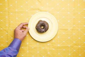 hand met verse donuts bovenaanzicht foto