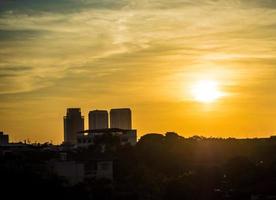 zonsopgang en de stad in de ochtend foto