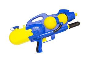 plastic waterpistool dat op witte achtergrond wordt geïsoleerd foto