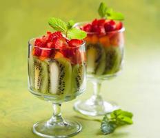 fruit dessert met aardbei, kiwi en abrikoos