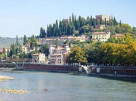 oude stad aan een rivier in italië foto