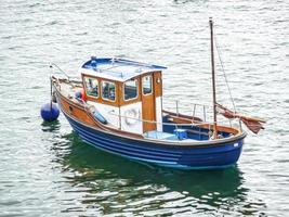 vissersboot in de haven foto