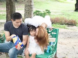 buitenshuis natuur park groen openbare weg vakantie familie ouder moeder vader baby kind portret schoonheid knuffel knuffelen vouwen liefde picknick grappig genieten levensstijl gelukkig Valentijn romantiek huwelijk samen foto