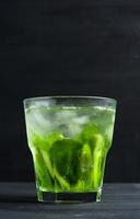 groene cocktail met plakjes kiwi