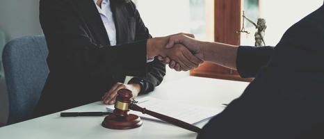 zakenman die handen schudt om een deal te sluiten met zijn partneradvocaten of advocaten die een contractovereenkomst bespreken. foto