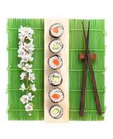 sushi maki set met zalm en komkommer en sakura tak foto