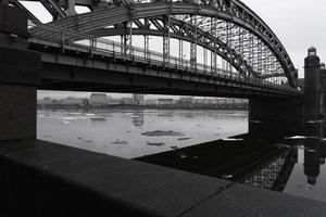 panorama op een brug over de rivier in de stad, uitzicht vanaf de onderkant foto