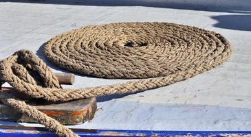 gedetailleerde close-up details van touwen en touwwerk in de tuigage van een oude houten vintage zeilboot foto