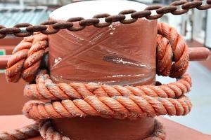 verschillende bolders en technische installaties van de scheepvaart in een haven foto