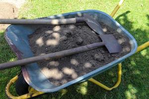 tuingereedschap op gras met lege ruimte foto