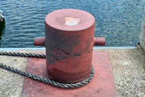 verschillende bolders en technische installaties van de scheepvaart in een haven foto