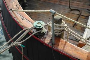 gedetailleerde close-up details van touwen en touwwerk in de tuigage van een oude houten vintage zeilboot foto