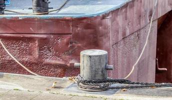 verschillende bolders en technische installaties van de scheepvaart in een haven foto