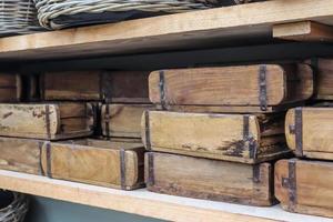 vintage houten kisten in een plank te koop in een kleine winkel. foto