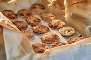 deegcirkels zijn klaar na het bakken in de oven voor aperitief met ricotta en cherrytomaatjes foto