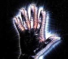 3D-illustratie van een gloeiende menselijke vrouwelijke hand met een Kirlian-aura met verschillende symbolen foto