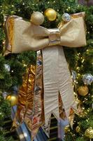 kerst gouden thema decoratie met boog en geschenkdoos. foto