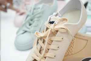 pastel sneakers op display plank voor verkoop bij sportwinkel in warenhuis. foto