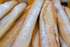 zelfgemaakt vers brood op het dienblad klaar om te verkopen voor het ontbijt in de ochtend. foto