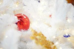 kerstboom witte en groene kleur en nieuwjaarsdecoratie in het warenhuis. foto