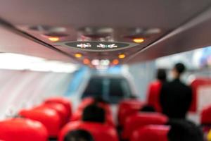 close-up vliegtuig consolepaneellamp, licht, hulpknop nodig, airconditioning, veiligheidsgordel en rookverbodsteken. foto