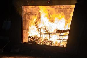 verbrand goud, geld, meubels, huis, meid, auto, anderen in Chinese begrafenisceremonie. foto