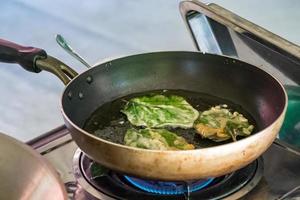 gebakken chaplu blad wilde betelbladstruik in de pan om te eten met traditioneel thais eten. foto