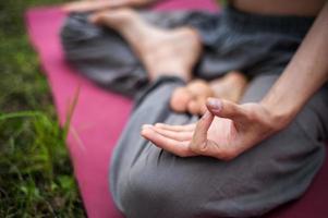 yoga man mediteren bij zonsondergang. mannelijk model van meditatie in serene harmonie foto