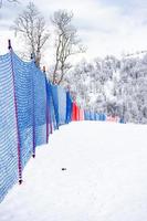 blauw veiligheidsweb op skiweg foto