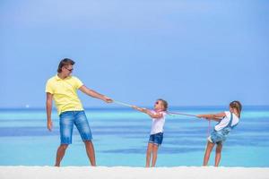 jonge vader en kleine meisjes hebben samen plezier tijdens tropische vakantie foto