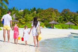 gelukkige familie op wit strand tijdens de zomervakantie foto