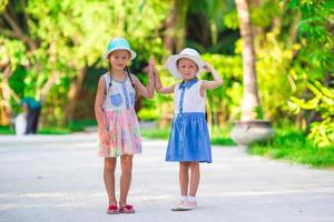 schattige kleine meisjes tijdens de tropische zomervakantie foto