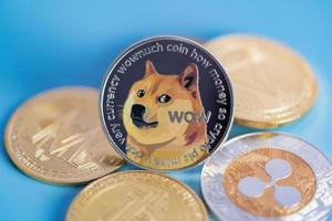 dogecoin doge-groep inbegrepen bij cryptocurrency-munt bitcoin, ethereum eth, binance-munt, zcash tron-symbool virtuele blockchain-technologie toekomst is geldconcept close-up en macrofotografie foto