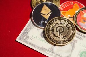 polkadot dot, bitcoin, ethereum eth, shiba-munt, inbegrepen bij crypto-valutamunt op stapel 100 honderd nieuwe Amerikaanse dollargeld Amerikaanse virtuele blockchain-technologie toekomst is geld close-up concept foto