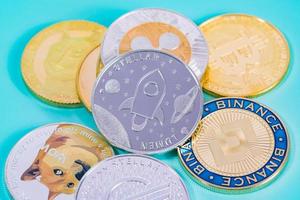 stellaire lumen xlm-groep inbegrepen bij crypto-valutamunt dogecoin doge, bitcoin btc, ethereum eth, binance munt bnb symbool virtuele blockchain-technologie toekomst is geld close-up en macroconcept. foto