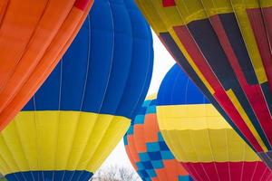 close-up van kleurrijke heteluchtballon die in de lucht vliegt. foto