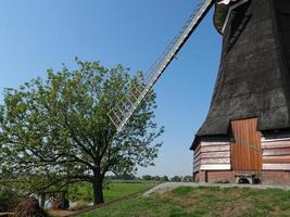 het dorp ditzum aan de rivier de ems foto