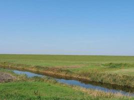 het dorp ditzum aan de rivier de ems foto