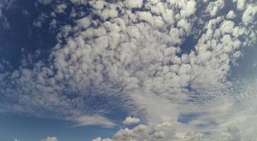 zomer mooie blauwe bewolkte hemelachtergrond. foto