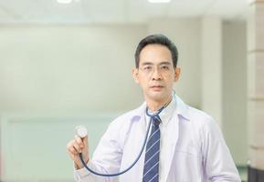 portret van arts in bril met stethoscoop in ziekenhuis, medische gezondheidszorg en doktersdienst foto