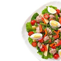 salade met tonijn, tomaten, aardappel en ui foto
