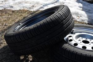 nieuwe band met rubber op de ijzeren schijf van de auto foto