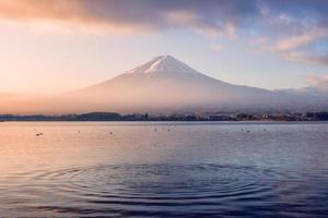 vulkaan mount fuji kleurrijke zonsopgang met rimpelgolf foto